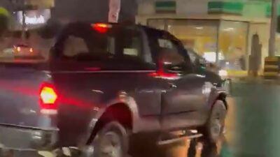 VIDEO: ‘¡Ayuda!’; mujer grita mientras es arrastrada por el conductor de una camioneta
