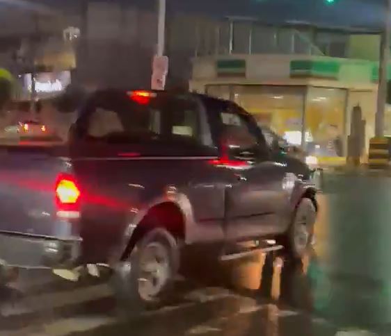 VIDEO: ‘¡Ayuda!’; mujer grita mientras es arrastrada por el conductor de una camioneta