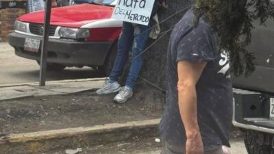 FURIA: ‘Rata de mercado’; comerciantes someten y amarran a un árbol a una mujer