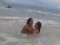 VIDEO: Graban rescate de jovencitas en el mar; ignoraron alerta por remolinos