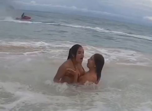 VIDEO: Graban rescate de jovencitas en el mar; ignoraron alerta por remolinos