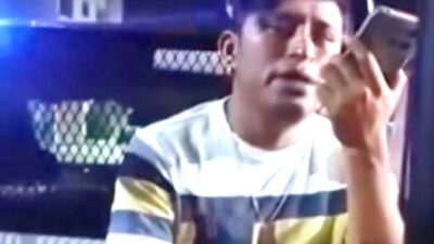 VIDEO: ‘Me da gusto’; señora regaña a su hijo borracho y detenido por no pagar en el bar