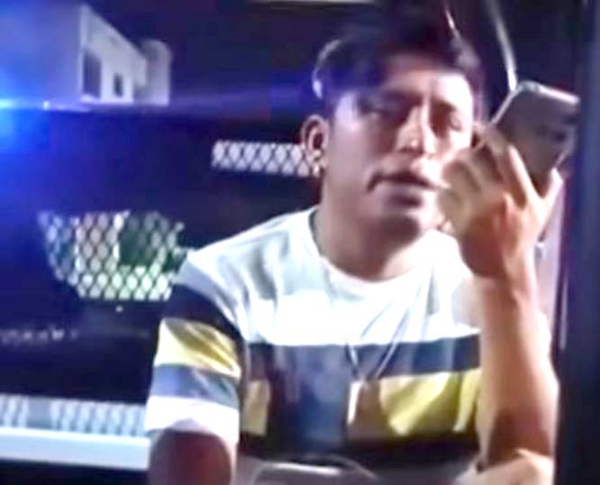 VIDEO: ‘Me da gusto’; señora regaña a su hijo borracho y detenido por no pagar en el bar