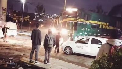 VIDEO: Conductores desesperados casi son arrollados por el tren en Edomex