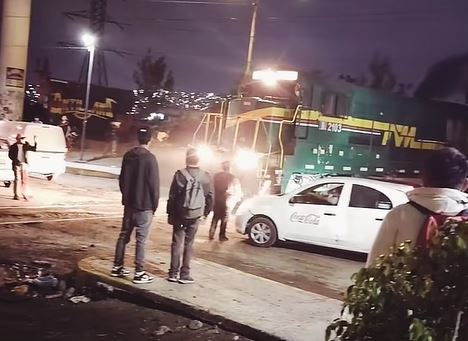 VIDEO: Conductores desesperados casi son arrollados por el tren en Edomex