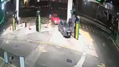 VIDEO: Conductor borracho se estrella en una gasolinera y escapa de inmediato