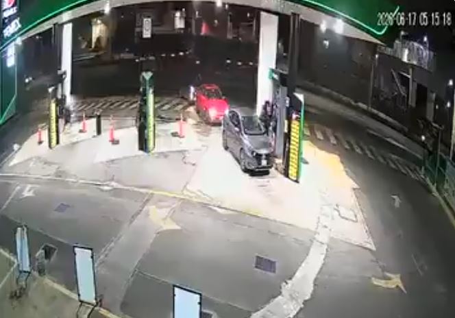 VIDEO: Conductor borracho se estrella en una gasolinera y escapa de inmediato