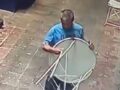 VIDEO: Indigente exhibicionista azota a negocios y les roba sus muebles