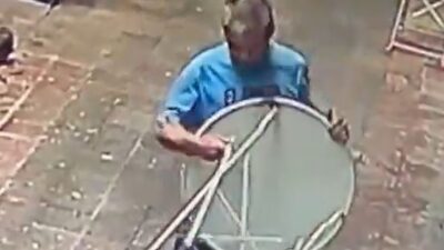 VIDEO: Indigente exhibicionista azota a negocios y les roba sus muebles
