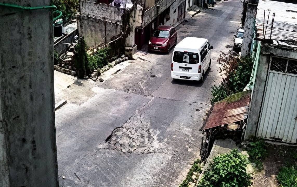 VIDEO: Combi sin frenos se va sola en bajada y manda al hoyo a otra camioneta