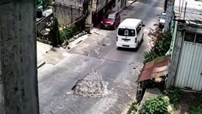 VIDEO: Combi sin frenos se va sola en bajada y manda al hoyo a otra camioneta