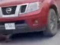 VIDEO: Mujer golpea brutalmente a una niña de secundaria y otra la pasa su camioneta encima