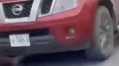 VIDEO: Mujer golpea brutalmente a una niña de secundaria y otra la pasa su camioneta encima
