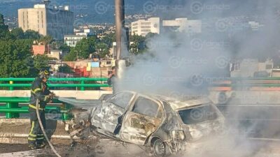 TERRIBLE. Conductor vio su vida apagarse en medio del fuego tras chocar en segundo piso de Periférico