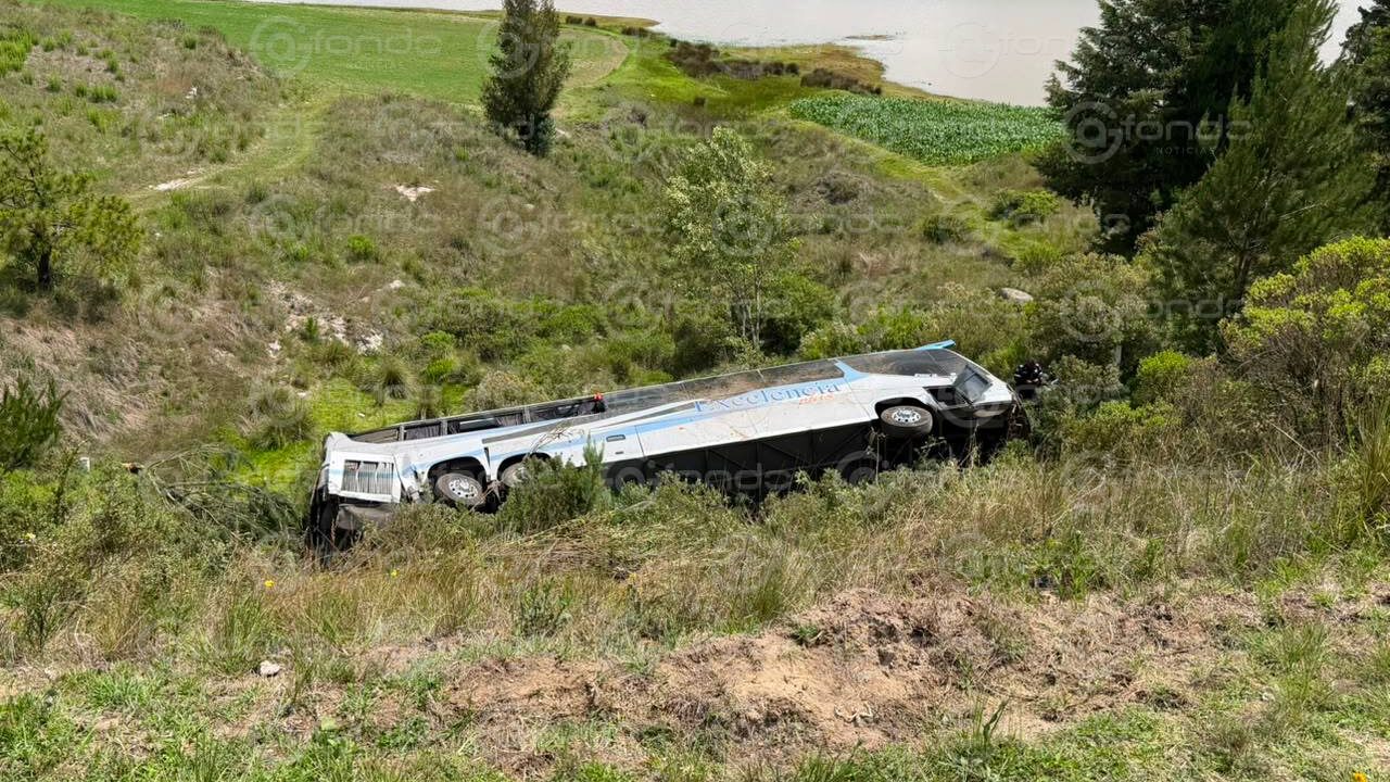 URGENTE: Autobús de pasajeros sale de la autopista y cae varios metros; hay 2 muertos