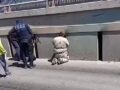 VIDEO: Espeluznante; encuentran el cuerpo de una mujer entre los muros de un puente vehicular
