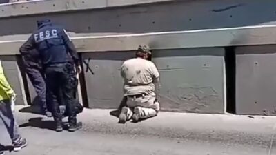 VIDEO: Espeluznante; encuentran el cuerpo de una mujer entre los muros de un puente vehicular