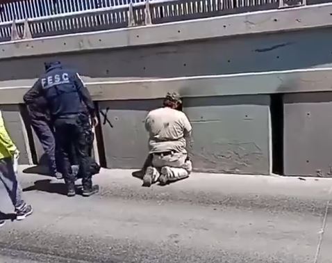 VIDEO: Espeluznante; encuentran el cuerpo de una mujer entre los muros de un puente vehicular
