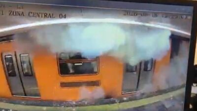 VIDEO. Señor invidente provoca por accidente un estallido y caos en estación del Metro