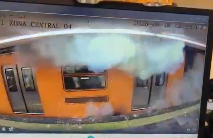 VIDEO. Señor invidente provoca por accidente un estallido y caos en estación del Metro
