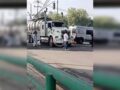 URGENTE: Caído al amanecer; motociclista muere arrollado por una pesada pipa