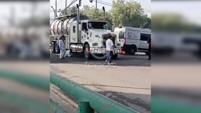 URGENTE: Caído al amanecer; motociclista muere arrollado por una pesada pipa