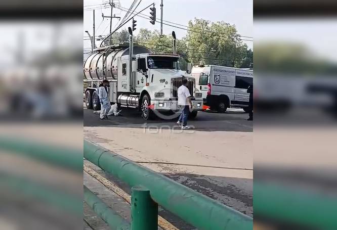 URGENTE: Caído al amanecer; motociclista muere arrollado por una pesada pipa