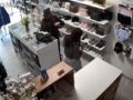 VIDEO: Falsa clienta aterroriza a la joven empleada de una tienda de ropa