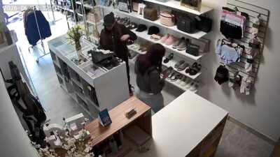 VIDEO: Falsa clienta aterroriza a la joven empleada de una tienda de ropa