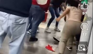 VIDEO. Graban fuerte pelea campal entre vendedores en estación del Metro Cuatro Caminos