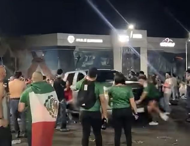 VIDEO: Conductor arrolla a varias personas que festejaban el triunfo de la selección