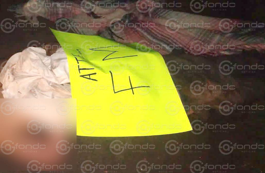MACABRO. Dejan mensaje en una cartulina sobre el cuerpo semidesnudo de un hombre
