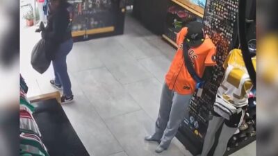 VIDEO: Farderas roban playeras de la selección nacional con todo y ganchos