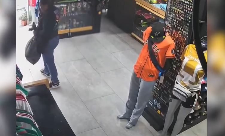 VIDEO: Farderas roban playeras de la selección nacional con todo y ganchos