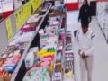 VIDEO: Parejita de farderos se meten mercancía por todos lados en un 3B
