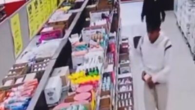 VIDEO: Parejita de farderos se meten mercancía por todos lados en un 3B