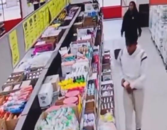 VIDEO: Parejita de farderos se meten mercancía por todos lados en un 3B