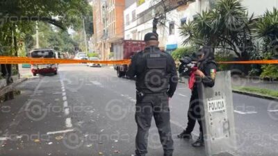 URGENTE: Colapsa losa de un viejo inmueble y deja a dos personas atrapadas