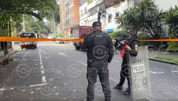 URGENTE: Colapsa losa de un viejo inmueble y deja a dos personas atrapadas