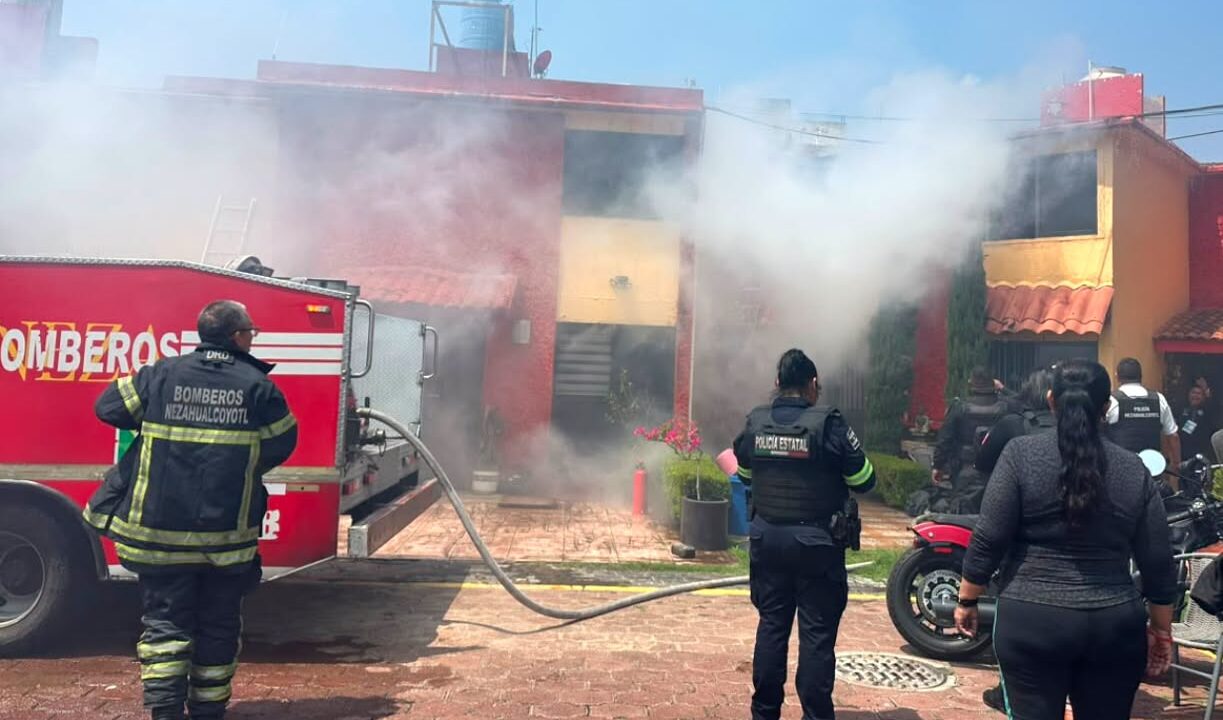 PÁNICO: Rescatan a una familia con todo y perrito cuando su casa se incendiaba