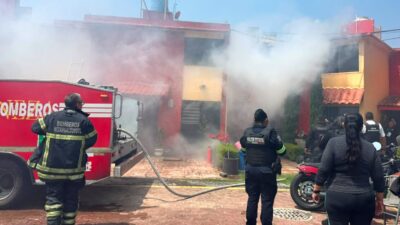 PÁNICO: Rescatan a una familia con todo y perrito cuando su casa se incendiaba
