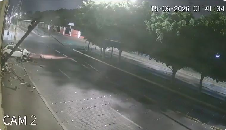 VIDEO: Conductor sale disparado por la ventana y luego se va caminando