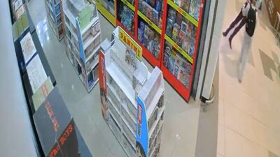 VIDEO. ‘Otaku’ roba figura de animé a gran escala de una tienda Panini