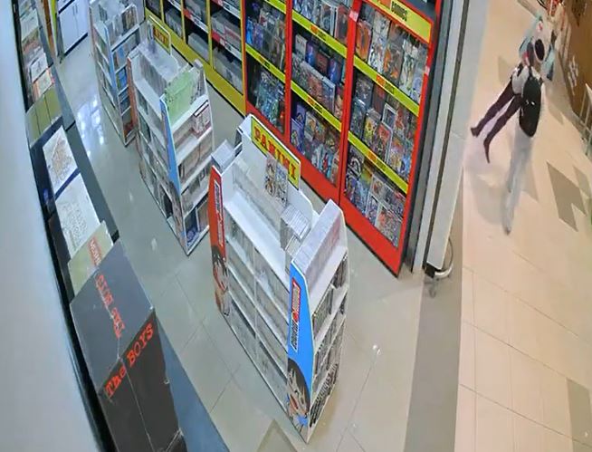 VIDEO. ‘Otaku’ roba figura de animé a gran escala de una tienda Panini
