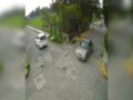 VIDEO. Don Alfredo iba en su moto cuando otro sujeto lo derribó y quedó grave