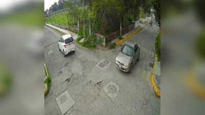 VIDEO. Don Alfredo iba en su moto cuando otro sujeto lo derribó y quedó grave