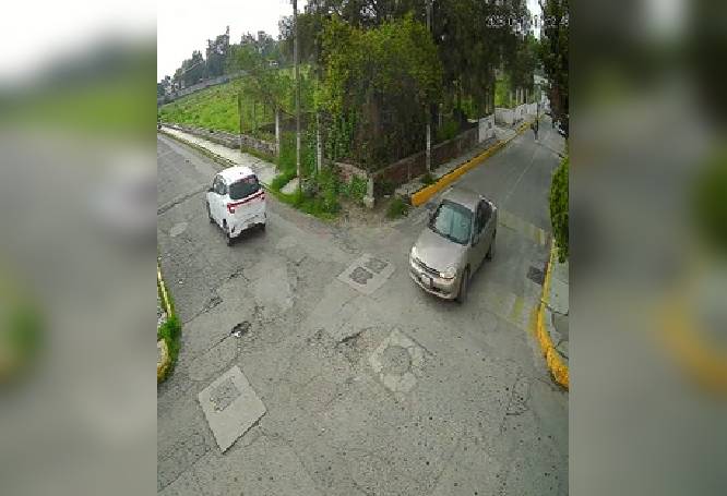 VIDEO. Don Alfredo iba en su moto cuando otro sujeto lo derribó y quedó grave