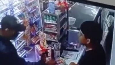 VIDEO. Chavito que atendía una tienda es golpeado por un asaltante con cubrebocas