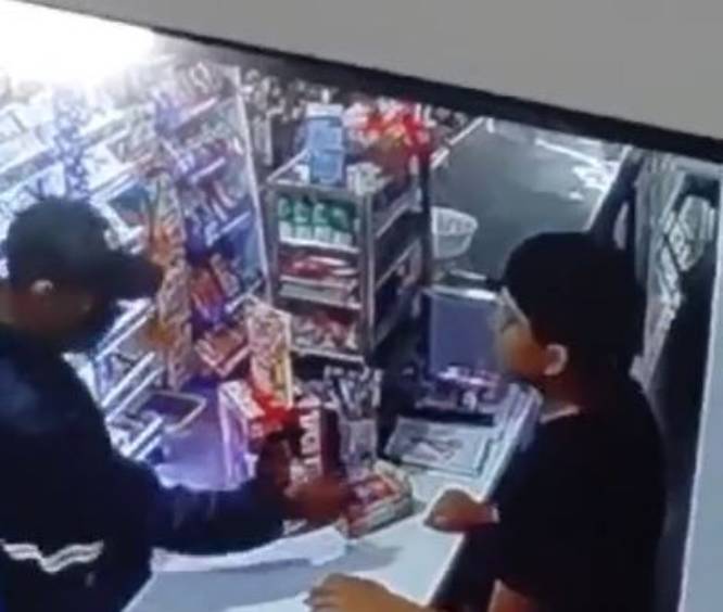VIDEO. Chavito que atendía una tienda es golpeado por un asaltante con cubrebocas