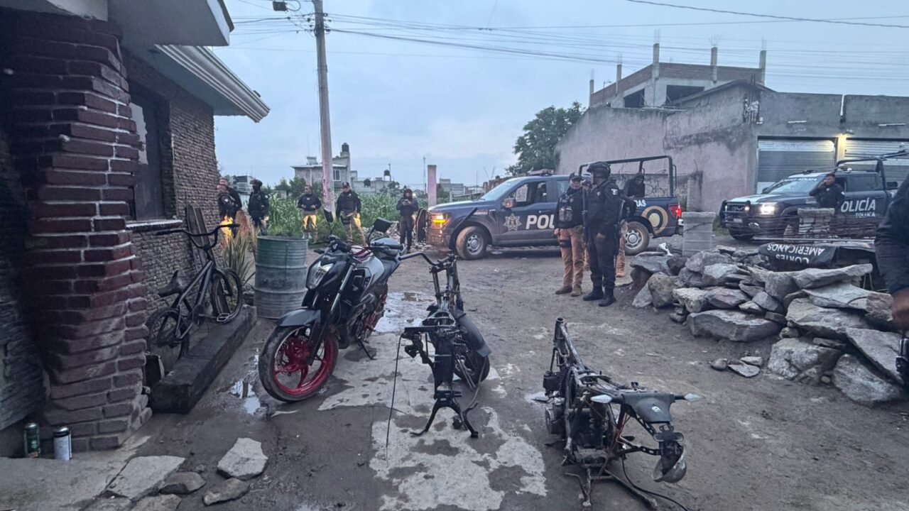 VIDEO. Policías de Toluca aseguran taller clandestino de motos y detienen a cuatro criminales